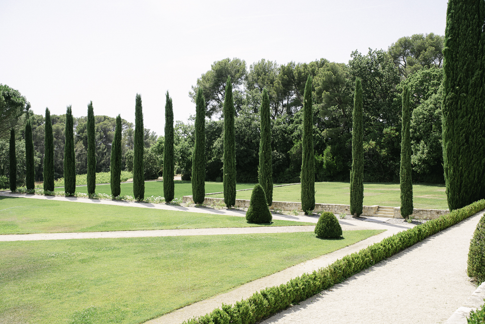 Allée de cyprès dans les jardins du Château de la Gaude en Provence
