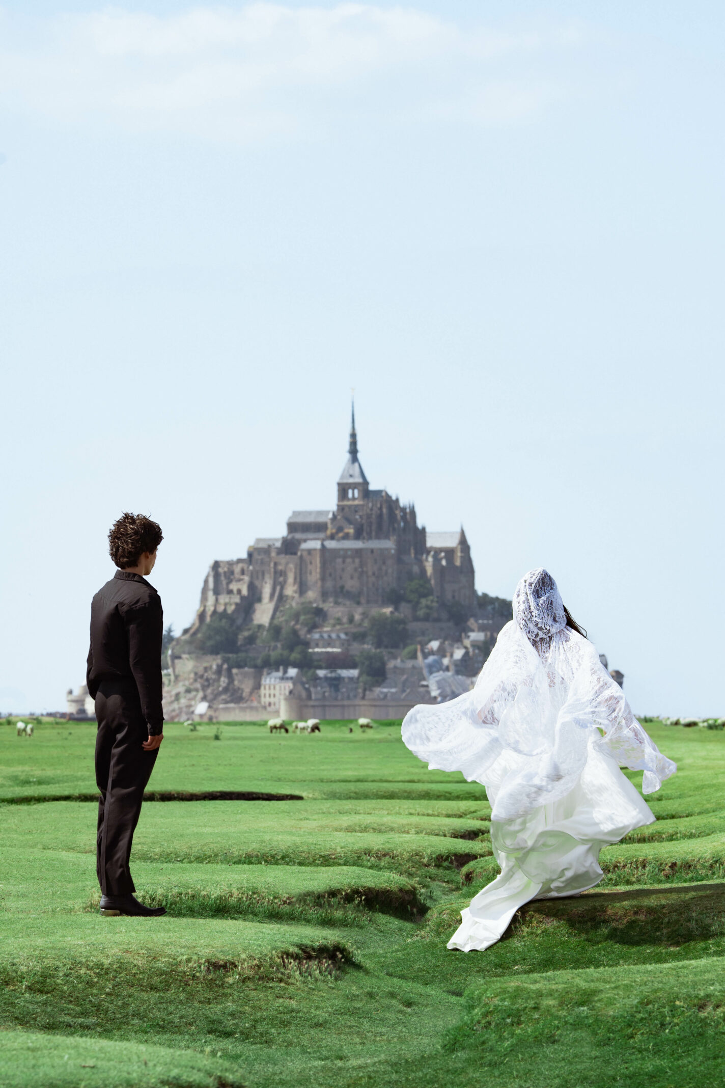 Mariée en mouvement devant le Mont-Saint-Michel