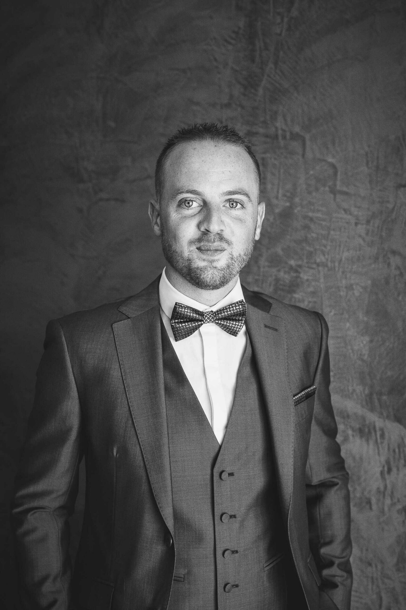 Portrait en noir et blanc du marié en costume