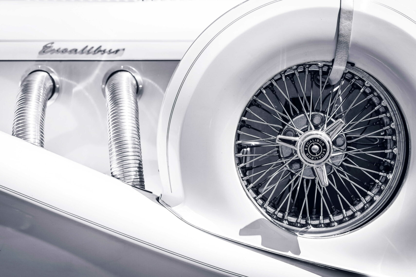 Détail d’une voiture ancienne lors d’un mariage Excalibur