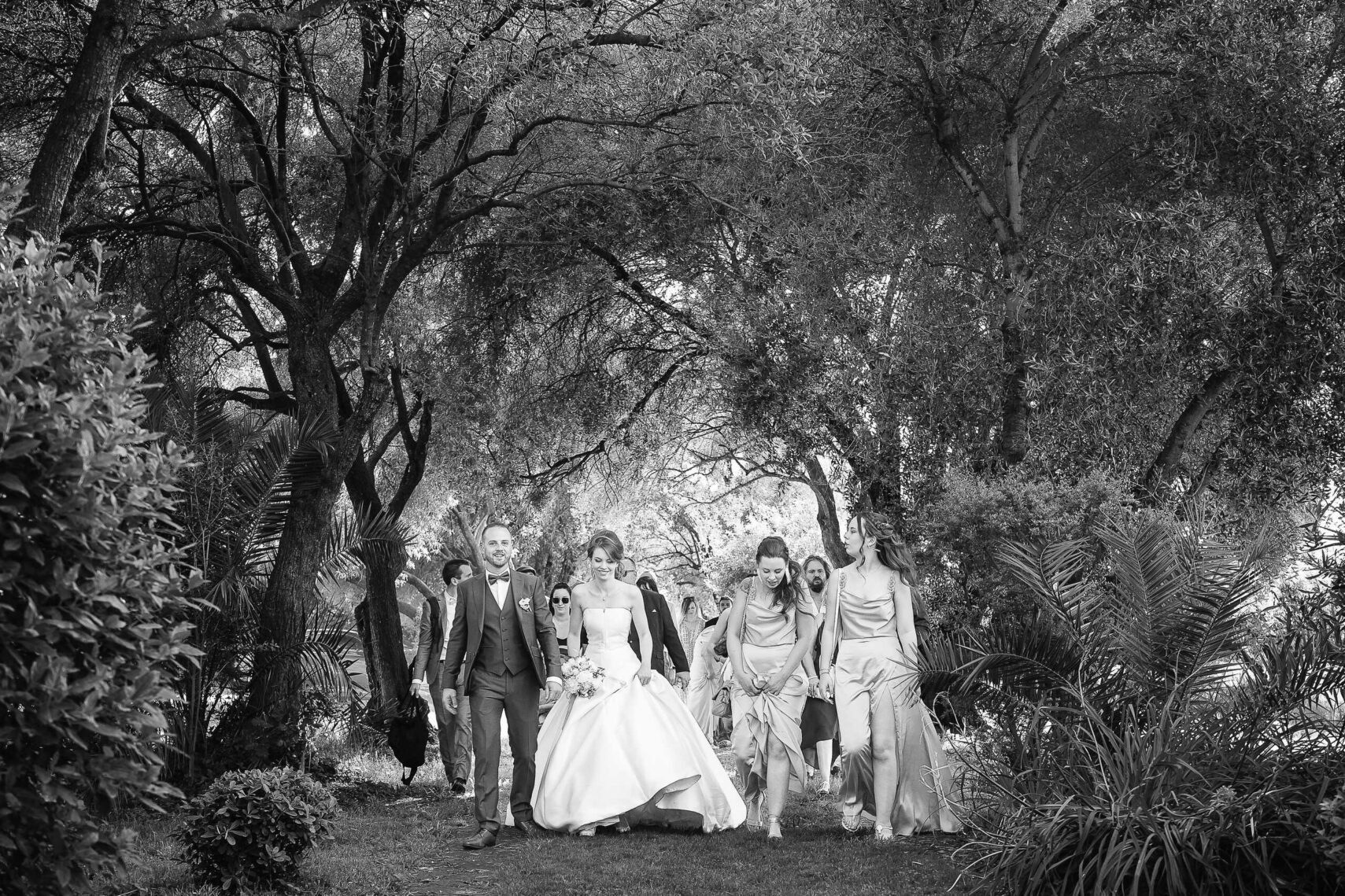 Couple de mariés dans un paysage naturel arboré