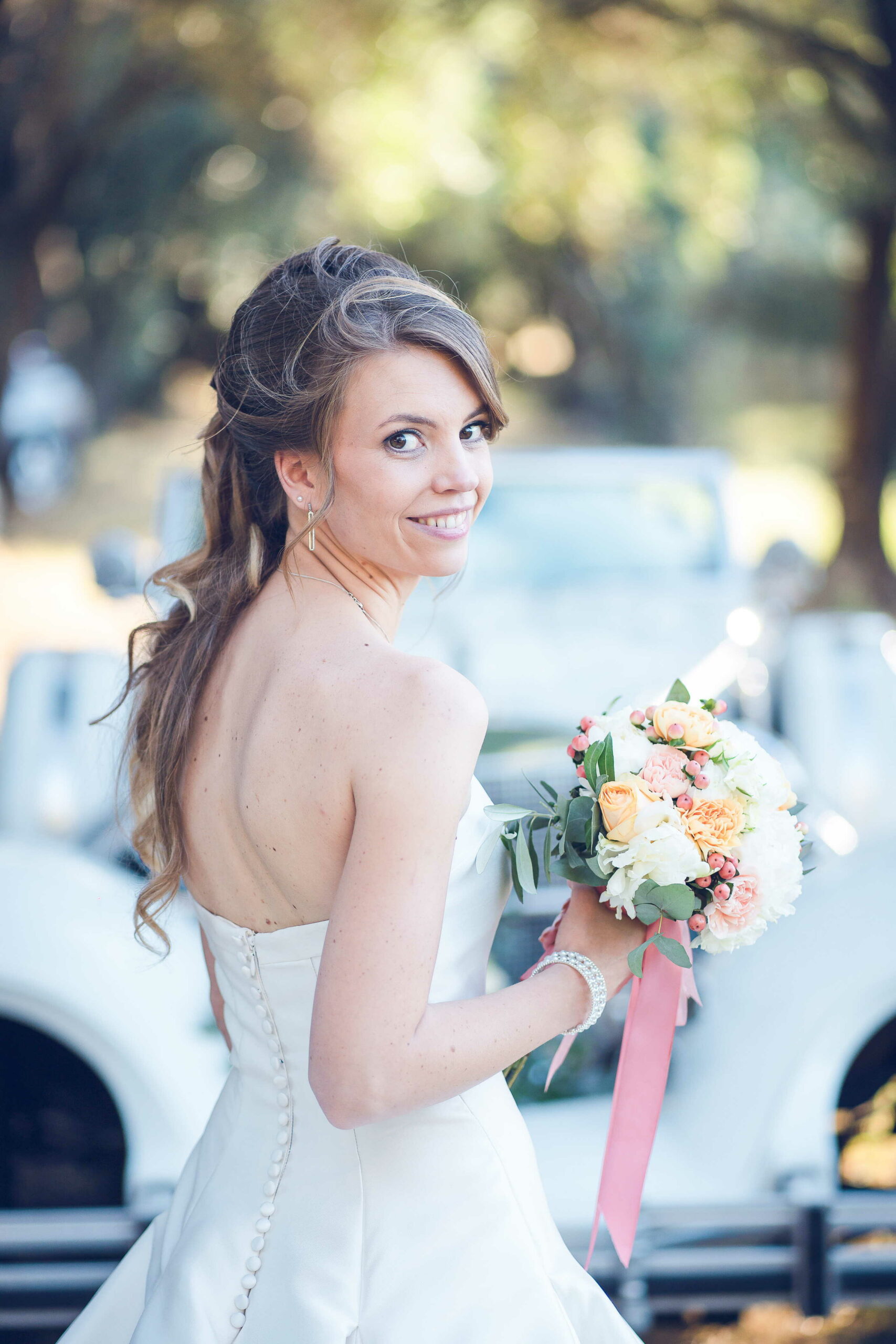Portrait d'une mariée avec une voiture ancienne au Domaine de Vignale en Corse, par Jacques Canuti