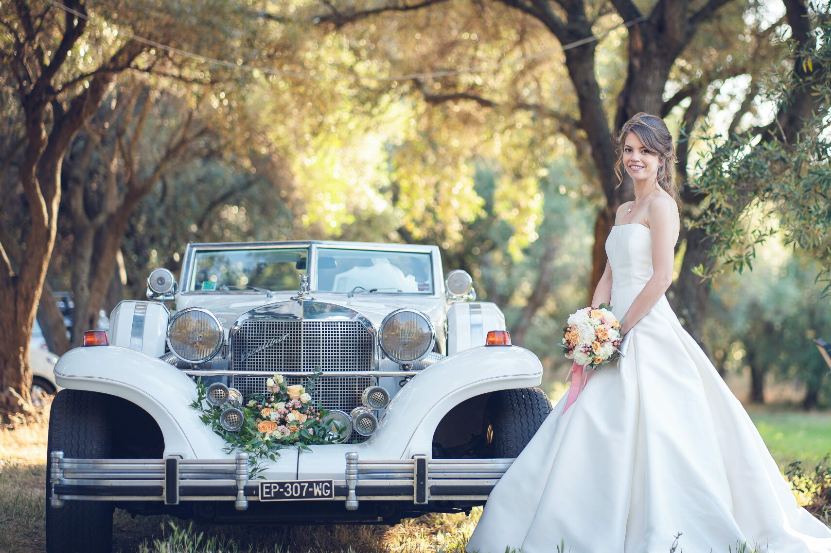 Mariée avec une voiture ancienne au Domaine de Vignale en Corse, par Jacques Canuti