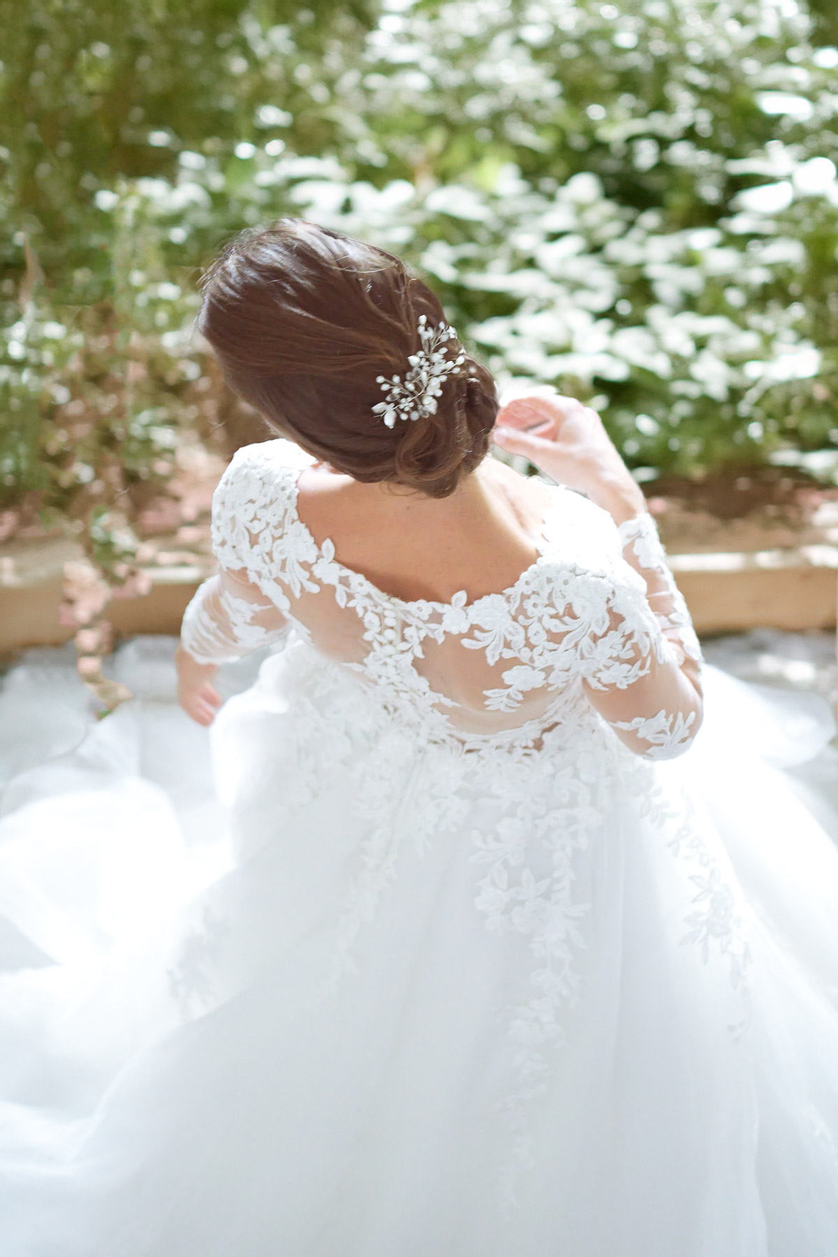 Mariée de dos en robe de mariée lors de son mariage en Corse