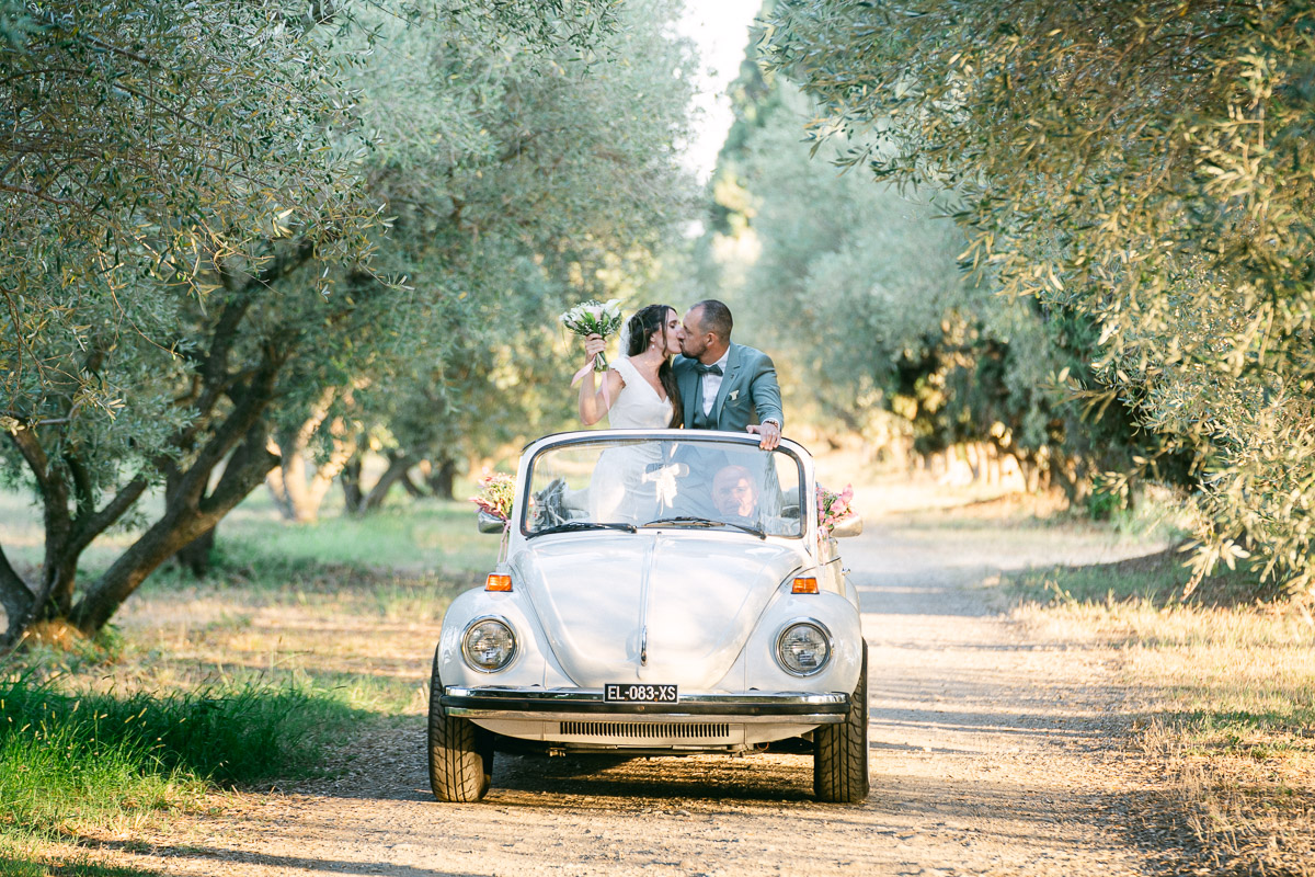 Arrivée en voiture ancienne au Domaine de Vignale en Corse