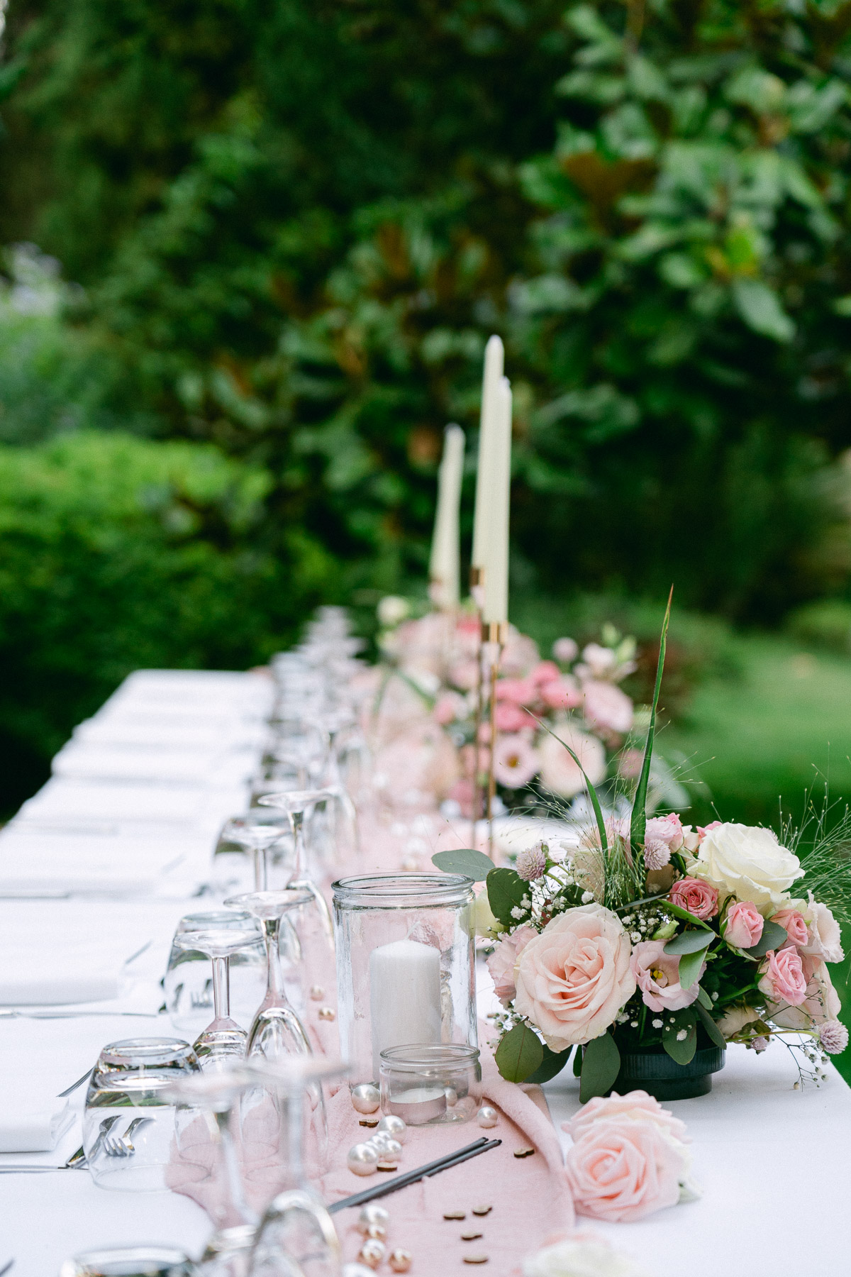 Décoration florale des tables de mariage au Domaine de Vignale en Corse