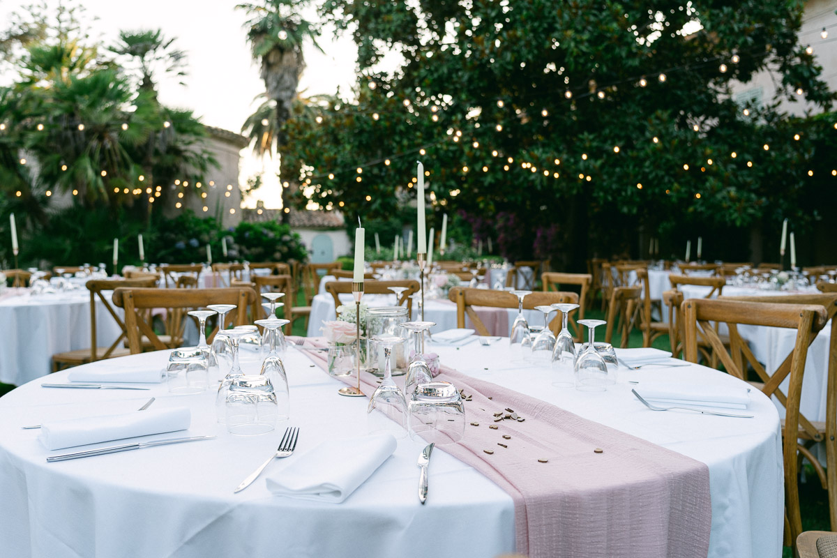 Tables dressées pour une réception de mariage au Domaine de Vignale en Corse