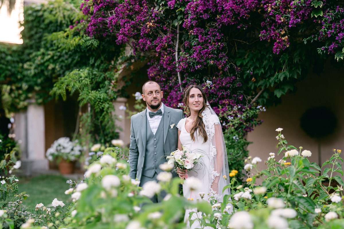 Couple de mariés dans les jardins fleuris du Domaine de Vignale en Corse