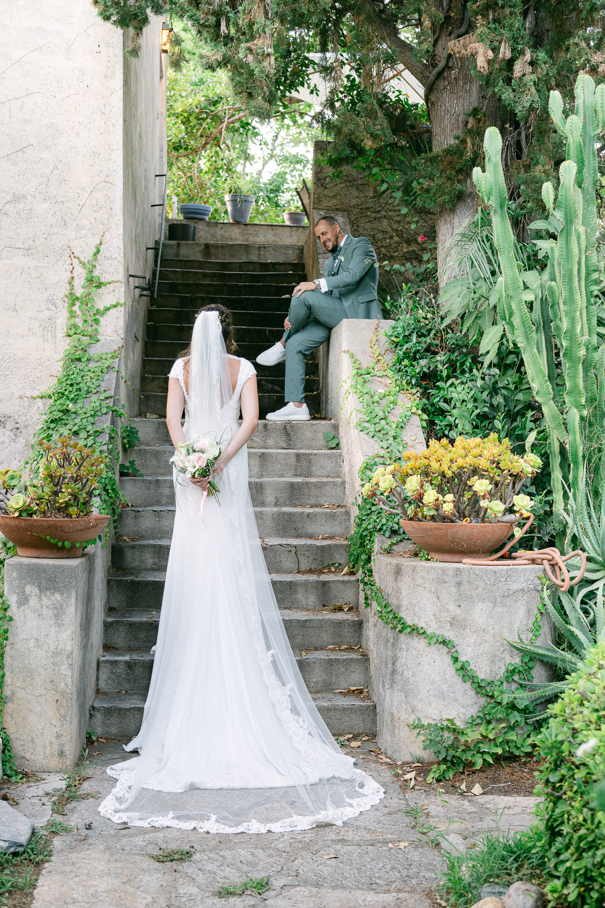 Mariée dans les jardins du Domaine de Vignale en Corse
