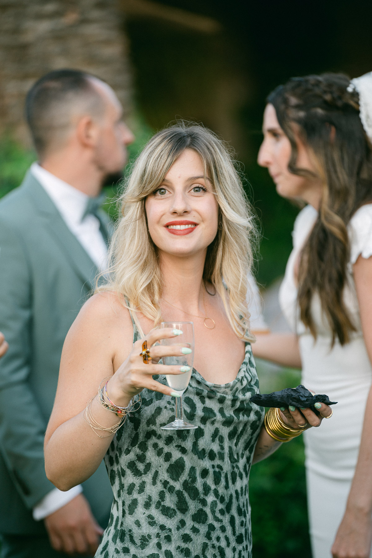 Invitée pendant le cocktail de mariage au Domaine de Vignale en Corse