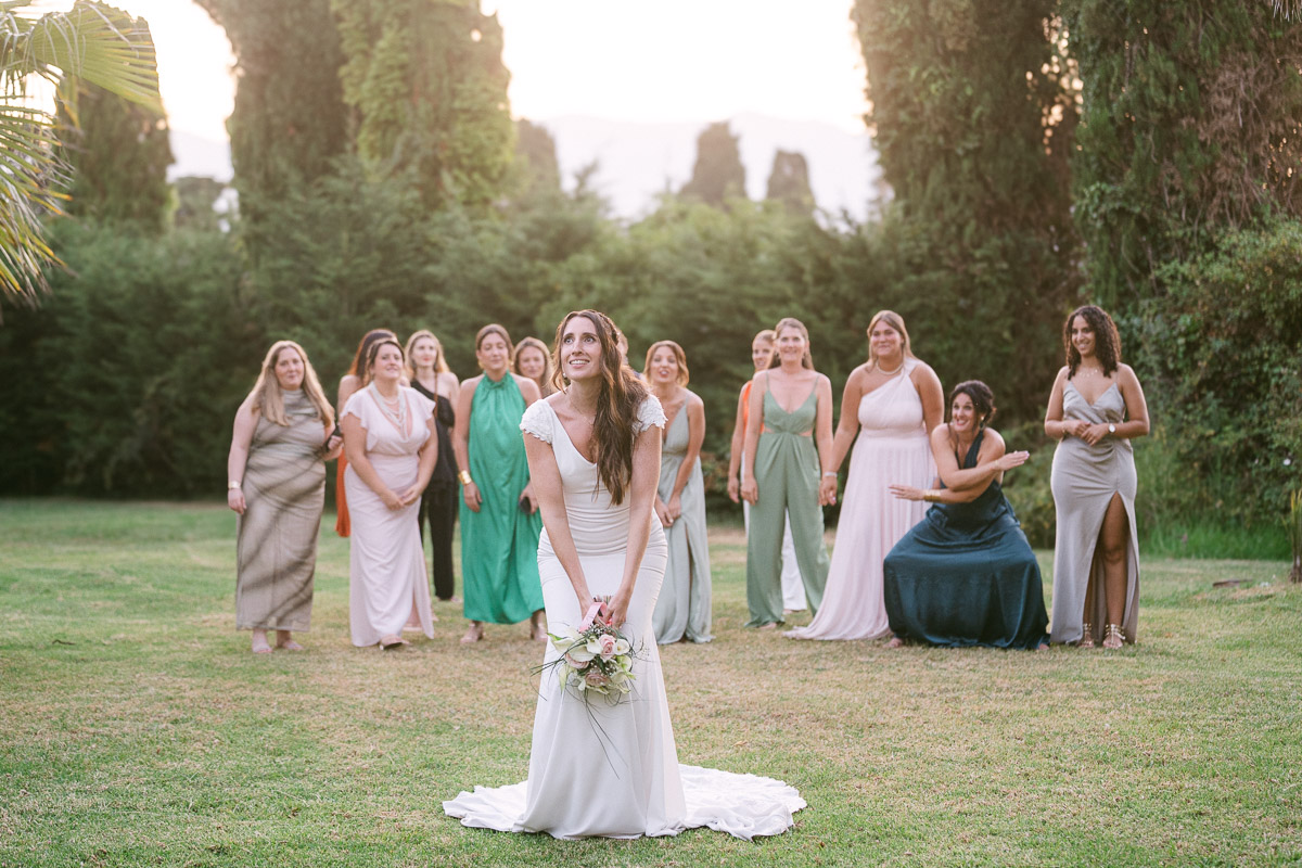 Mariée entourée de ses demoiselles d’honneur au Domaine de Vignale en Corse