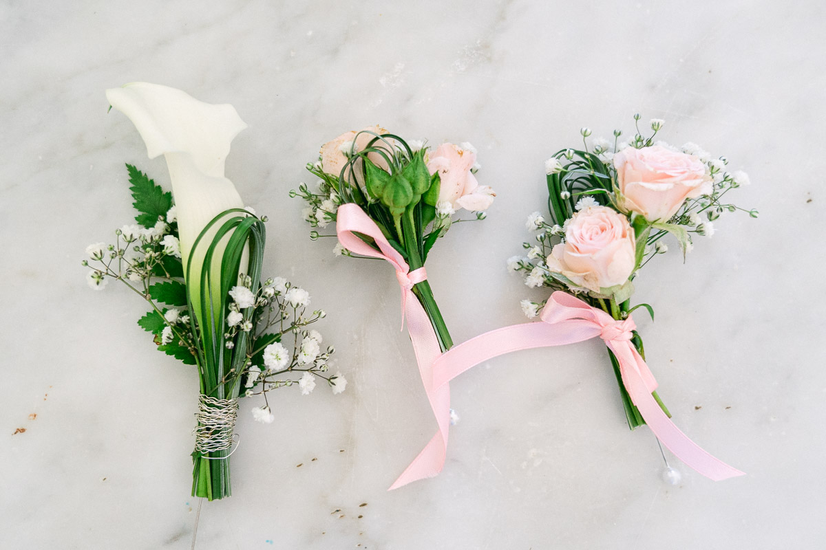 Boutonnières et accessoires floraux de mariage au Domaine de Vignale en Corse