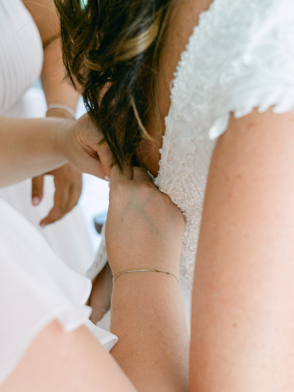 Détail des préparatifs de la mariée au Domaine de Vignale en Corse