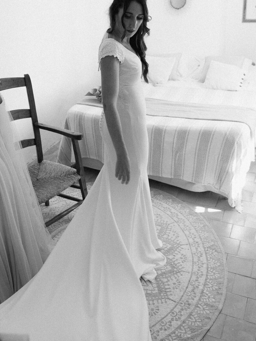 Mariée en robe avec sa traîne au Domaine de Vignale en Corse