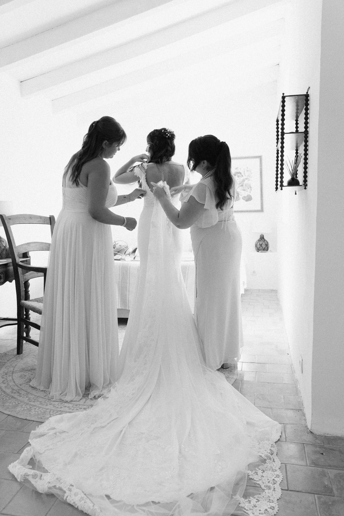 Préparatifs de la mariée avec ses proches au Domaine de Vignale en Corse