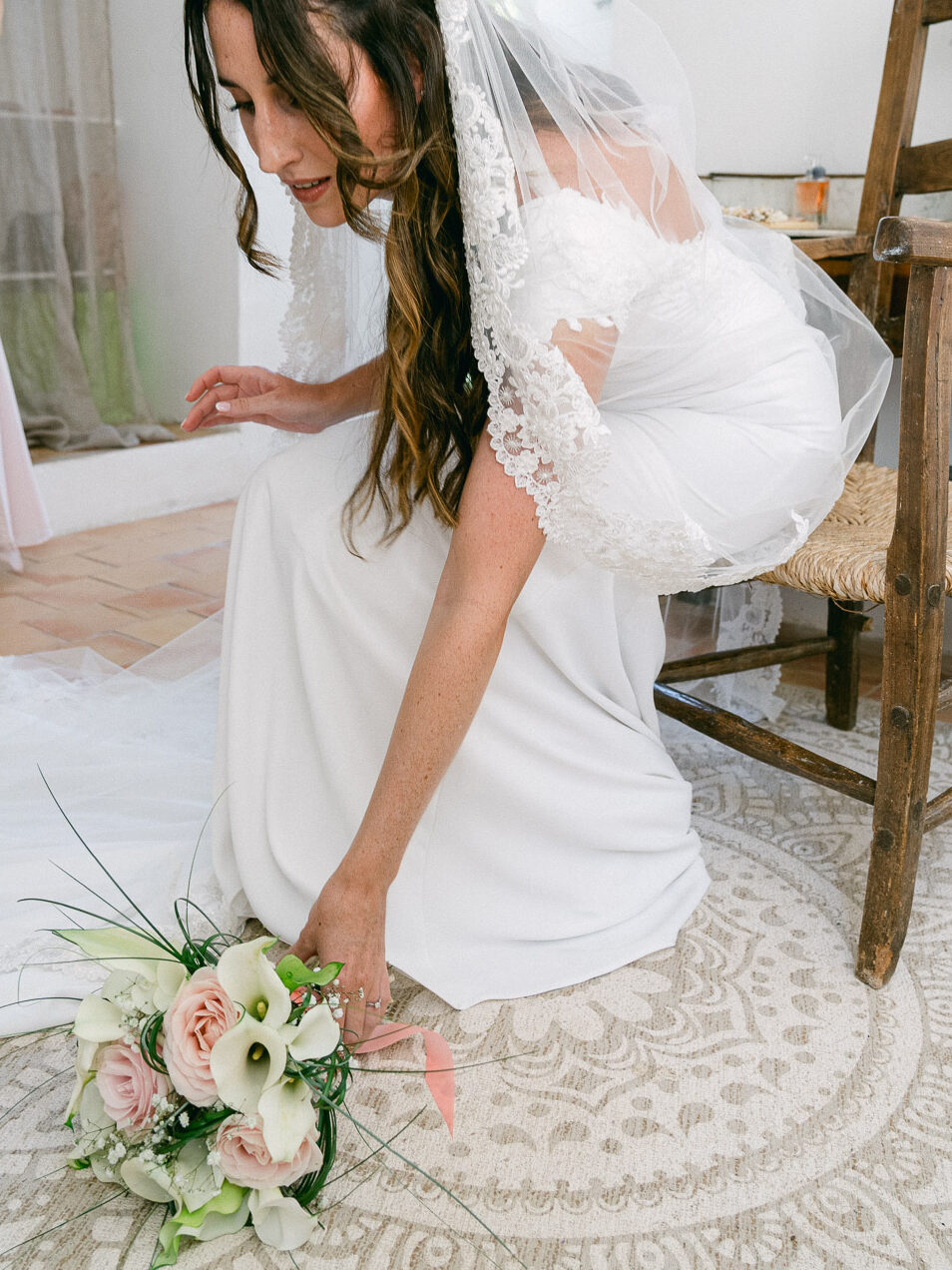 Préparatifs de la mariée avec son bouquet au Domaine de Vignale en Corse