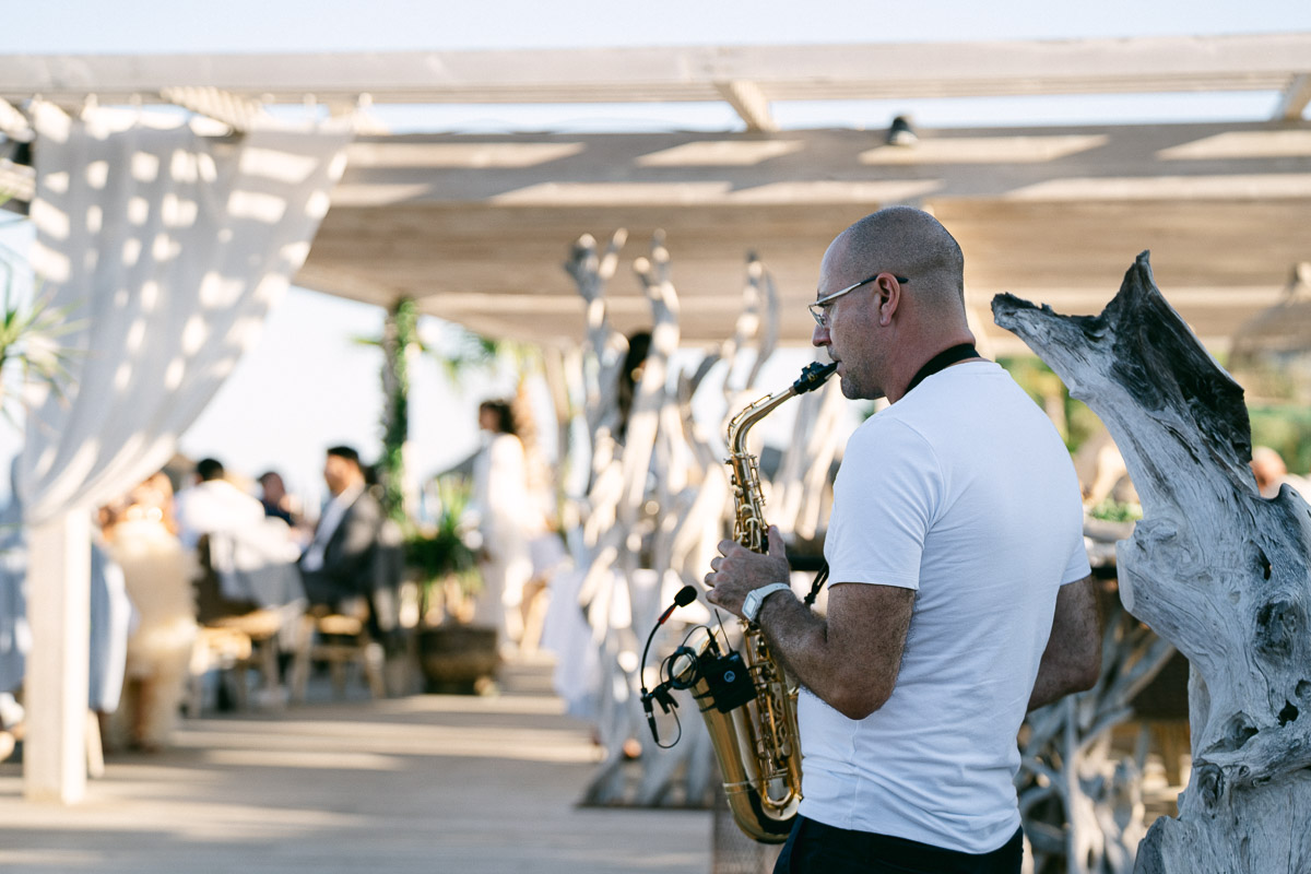 Musicien pendant le cocktail de mariage au Domaine de la Valicella en Corse
