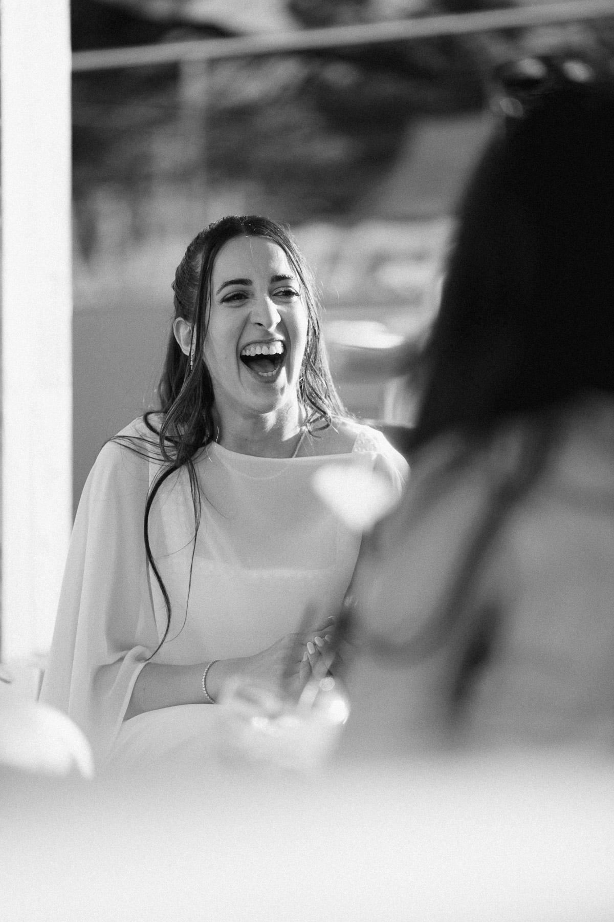 Mariée souriante au Domaine de la Valicella en Corse