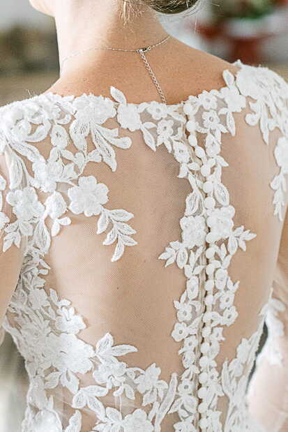 Dos en dentelle d'une robe de mariée